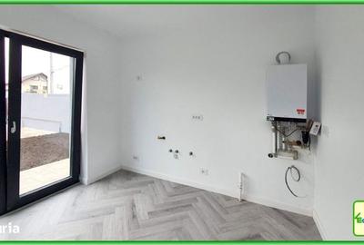 Casă cu 4 camere decomandat în Strejnicu - 15