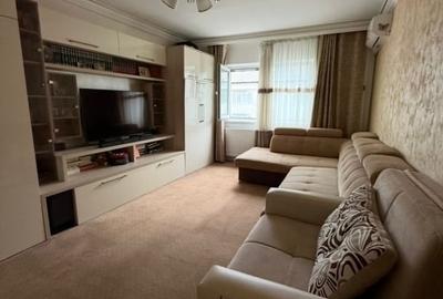 Apartament cu 3 camere decomandat în Nicolina