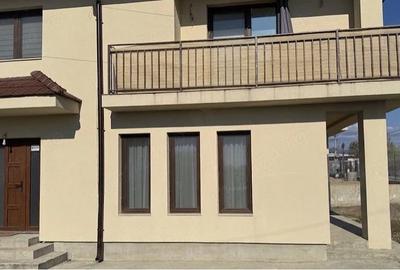 Casă cu Teren 237 Mp în Central - 2