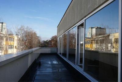 Apartament cu 5 camere decomandat în Policlinica