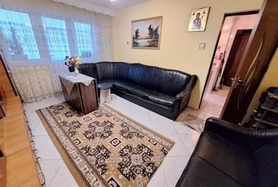 Apartament cu 3 camere semidecomandat în 9 Mai - 2