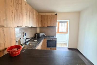 Apartament cu 2 camere decomandat în CET - 9