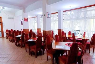 Spațiu comercial, de 250 mp, în Central - 8