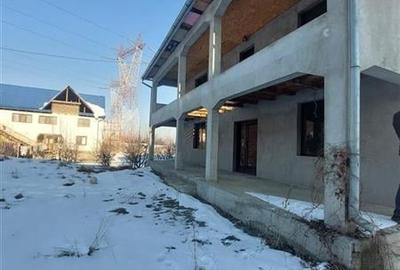 Casă individuală cu 6 camere cu Teren 887 Mp în Exterior Est - 1