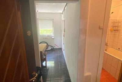 Apartament cu 3 camere semidecomandat în Solidarității