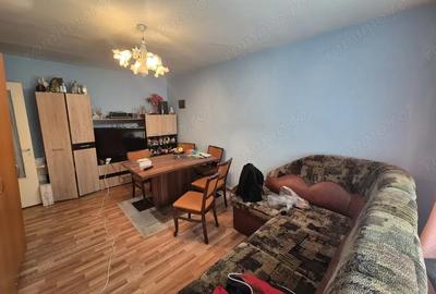 Apartament cu 3 camere decomandat în Micro IV - 9