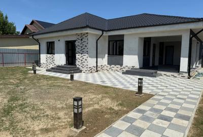 Casă cu 3 camere cu Canalizare în Exterior Nord - 1