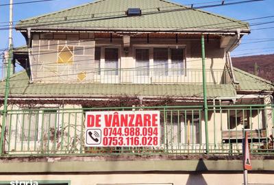 Casă cu 5 camere cu Teren 3581 Mp în Central - 1