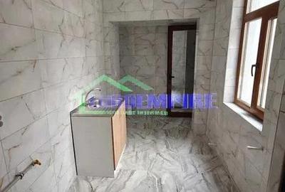 Casă cu 3 camere cu Teren 100 Mp în Central - 1