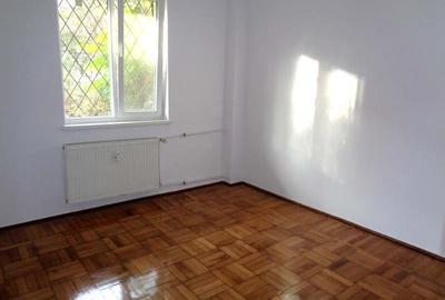 Apartament cu 3 camere decomandat în Democrației