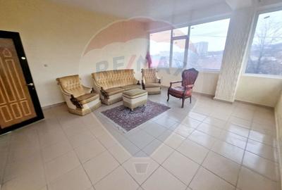 Casă individuală cu 8 camere cu Teren 536 Mp în 1 Mai - 21