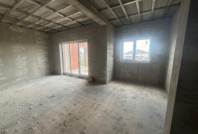 Apartament cu 3 camere semidecomandat în Moșnița Nouă