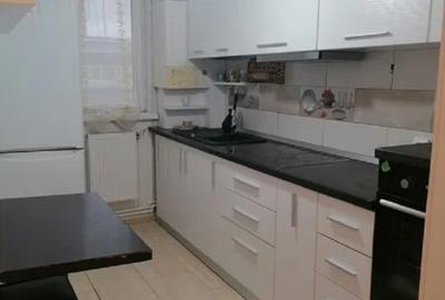 Apartament cu 3 camere decomandat, mobilat în Semicentral