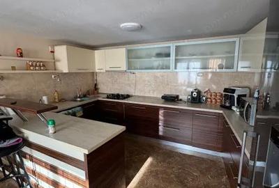 Casă cu 8 camere cu Teren 380 Mp în Central - 1