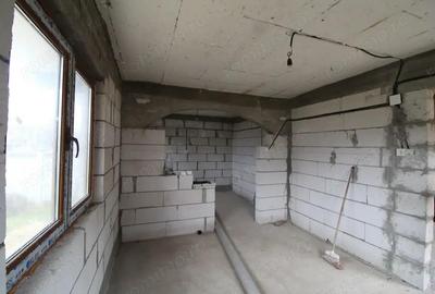 Casă cu 6 camere cu Teren 1002 Mp în Albeni - 1