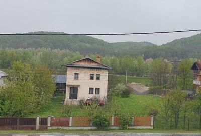 Casă cu 4 camere în Vlădești