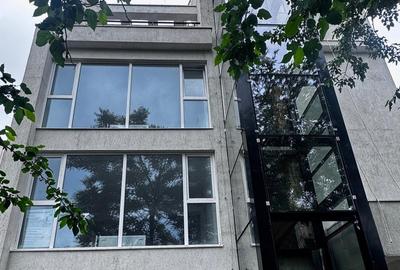 Spatiu comercial cu terasa, in imobil nou, de inchiriat!
