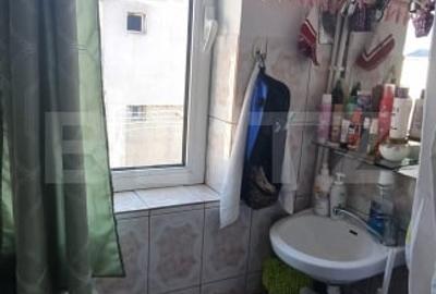 Garsoniera cu baie si geam mare  - scara foarte ingrijita - 10