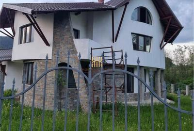 Casă cu 6 camere cu Teren 786 Mp în Câmpulung Moldovenesc - 2