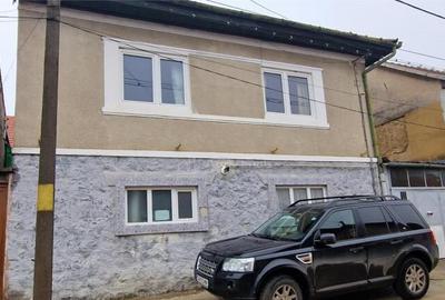 Resita Casa la Pret de Apartament,Parter, Etj 1 si Pod, Zona - 6