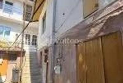 Resita, de vanzare casa, doua corpuri, curte, zona centrala - 3