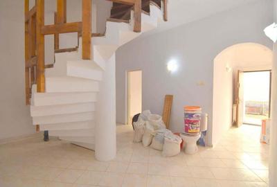 Casă cu 7 camere cu Teren 624 Mp în Girocului - 9