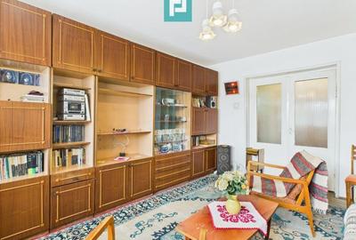 Apartament cu 3 camere decomandat, strada Poetului