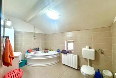 Casă cu 4 camere cu Canalizare în Sânmihaiu Român