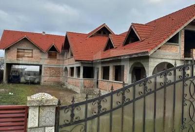 Casă cu 7 camere cu Teren 1400 Mp în Central - 1