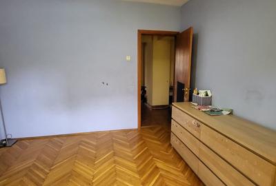 STRADAL, et. 1/10, decomandat, vedere mixta, bloc 1985 REABILITAT, tramvaiul 41 - 12