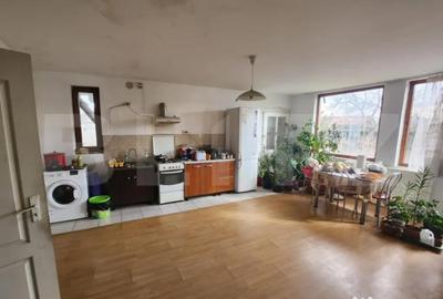 Casă cu 5 camere cu Teren 1370 Mp în Teiu - 1