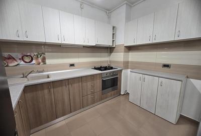 Apartament cu 3 camere decomandat în Tractorul - 3