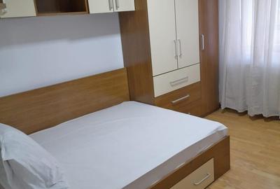 Piata Veteranilor Proprietar inchiriez apartament 3 camere - 4