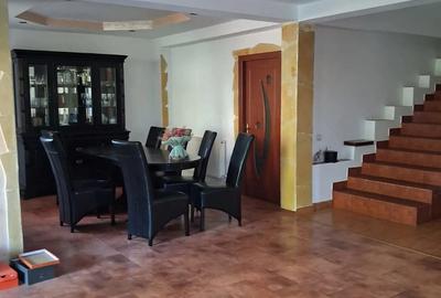 Vila de vinzare 200 m utili plus garaj cu etaj 120 m util teren 400 m compusa din 4 dormitoare 2 bai - 3