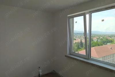 Apartament cu 3 camere semidecomandat în Onești - 1