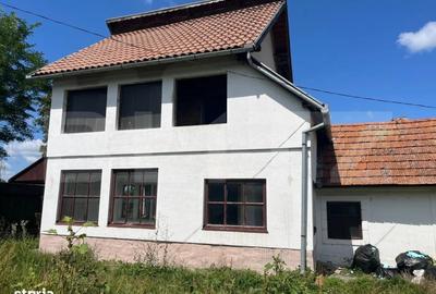 Casa cu parau in spatele curtii in Prejmer, ideala pentru investitie - 1