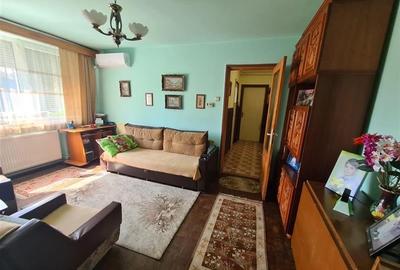 Apartament cu 3 camere semidecomandat în Centrul Civic
