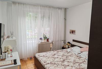 Apartament 4 camere, 2 bai. Blocul este din 1986 parter strada Soldat Croitoru V - 8