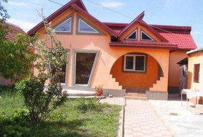 Casă cu 4 camere decomandat cu Teren 1000 Mp în Central