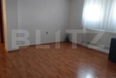 Apartament cu 4 camere semidecomandat în 9 Mai - 2