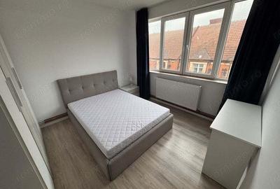 Apartament cu 3 camere semidecomandat în Central - 1