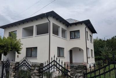 Casă cu 5 camere cu Teren 500 Mp în Central - 2