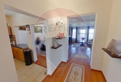 Casă cu 5 camere cu Teren 5204 Mp în Central - 3