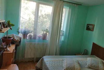 Apartament cu 3 camere decomandat în Far