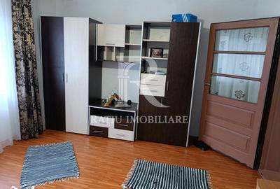 Casă cu 6 camere cu Teren 2300 Mp în Pomezeu - 1