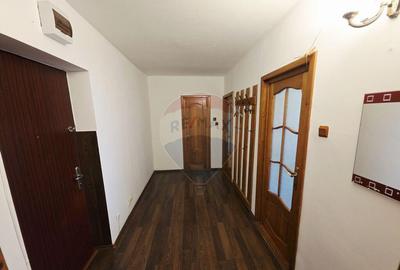Apartament cu 2 camere de vanzare in zona 1 Mai - 17