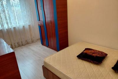 Apartament cu 3 camere semidecomandat în Craiovița Nouă - 1