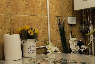 Apartament cu 3 camere semidecomandat în Central - 1