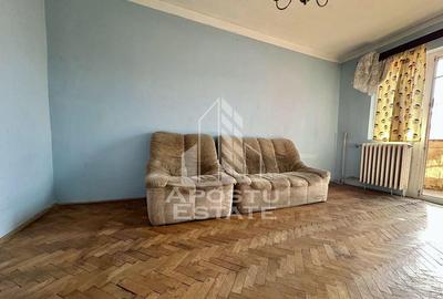 Apartament cu 3 camere, decomandat, zona Dambovita