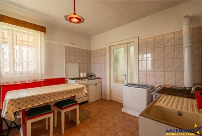 Casă cu 3 camere cu Garaj în Viperești - 1